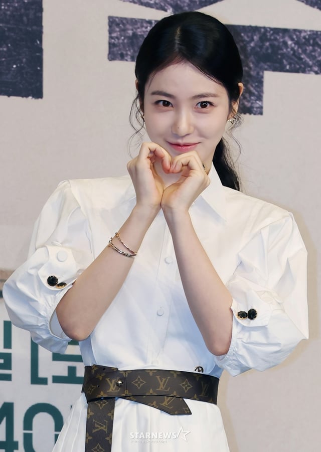 배우 신예은이 11일 오후 서울 구로구 더링크호텔에서 진행된 JTBC 토일드라마 '백번의 추억' 제작발표회에 참석해 포즈를 취하고 있다. 1980년대 100번 버스 안내양 영례와 종희의 빛나는 우정, 그리고 두 친구의 운명적 남자 재필을 둘러싼 애틋한 첫사랑을 그린 뉴트로 청춘 멜로 드라마 '백번의 추억'은 오는 13일 첫 방송된다. /2025.09.11 /사진=이동훈 photoguy@