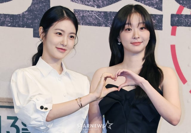 배우 신예은, 김다미가 11일 오후 서울 구로구 더링크호텔에서 진행된 JTBC 토일드라마 '백번의 추억' 제작발표회에 참석해 포즈를 취하고 있다. 1980년대 100번 버스 안내양 영례와 종희의 빛나는 우정, 그리고 두 친구의 운명적 남자 재필을 둘러싼 애틋한 첫사랑을 그린 뉴트로 청춘 멜로 드라마 '백번의 추억'은 오는 13일 첫 방송된다. /2025.09.11 /사진=이동훈 photoguy@