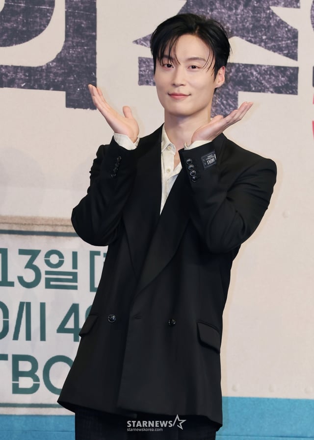 배우 허남준이 11일 오후 서울 구로구 더링크호텔에서 진행된 JTBC 토일드라마 '백번의 추억' 제작발표회에 참석해 포즈를 취하고 있다. 1980년대 100번 버스 안내양 영례와 종희의 빛나는 우정, 그리고 두 친구의 운명적 남자 재필을 둘러싼 애틋한 첫사랑을 그린 뉴트로 청춘 멜로 드라마 '백번의 추억'은 오는 13일 첫 방송된다. /2025.09.11 /사진=이동훈 photoguy@