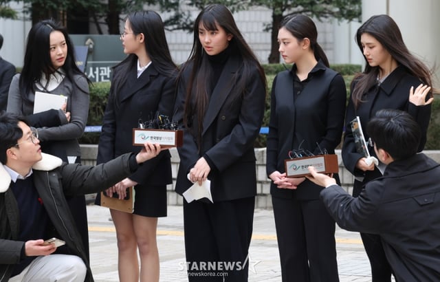 [서울=뉴시스] 추상철 기자 = 그룹 뉴진스(NJZ 하니, 민지, 혜인, 해린, 다니엘)가 7일 오후 서울 서초구 서울중앙지방법원에서 열린 '어도어, 뉴진스 상대 기획사 지위보전 및 광고계약 체결 등 금지 가처분' 심문기일을 마친 후 취재진의 질문에 답변하고 있다. 2025.03.07. scchoo@newsis.com /사진=추상철