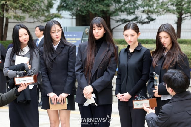 (서울=뉴스1) 황기선 기자 = 그룹 뉴진스(왼쪽부터 하니, 민지, 혜인, 해린, 다니엘)가 7일 서울 서초구 서울중앙지방법원에서 어도어 측이 멤버들을 상대로 제기한  ‘기획사 지위보전 및 광고계약 체결 등 금지’ 가처분 첫 심문기일을 마친 후 취재진 질문에 답하고 있다. 2025.3.7/뉴스1  Copyright © 뉴스1. All rights reserved. 무단 전재 및 재배포,  AI학습 이용 금지. /사진=(서울=뉴스1) 황기선 기자