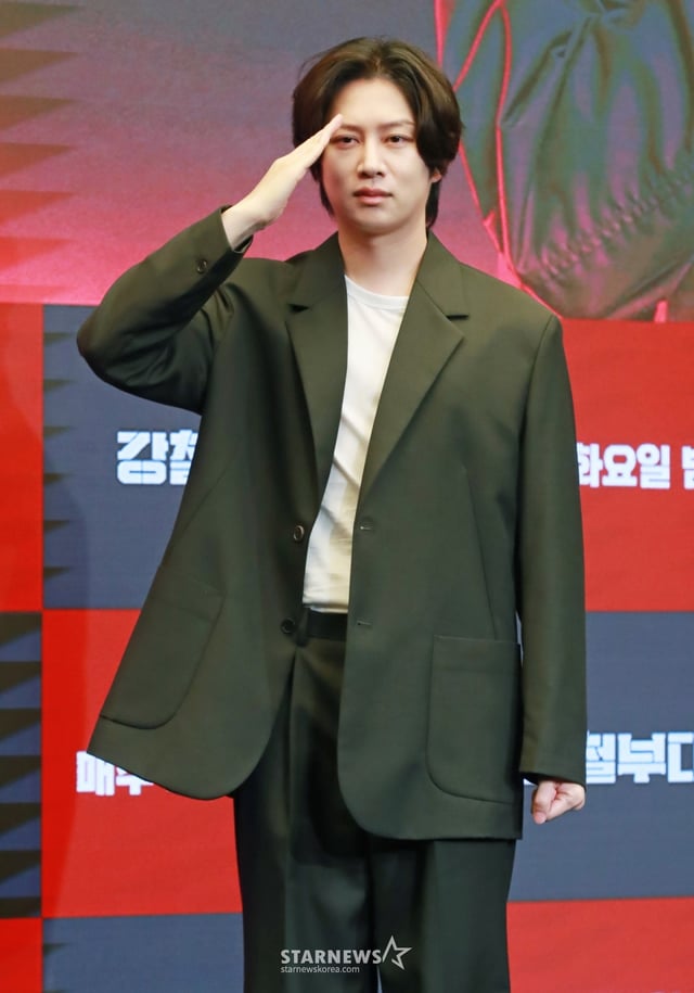 가수 김희철이 27일 오전 서울 마포구 상암동 스탠포드 호텔에서 진행된 채널A 예능 '강철부대W' 제작발표회에 참석해 포즈를 취하고 있다. 최정예 여군 예비역들이 팀을 이뤄 출신 부대의 명예를 걸고 싸우는 밀리터리 서바이벌 프로그램 '강철부대W'는 10월 1일 첫 방송된다. /2024.09.27 /사진=이동훈