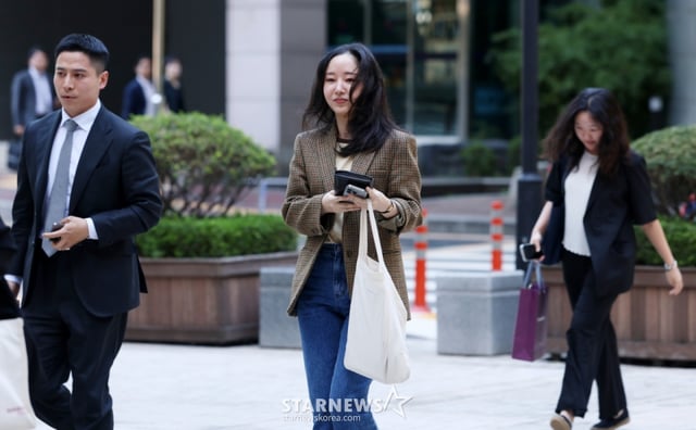 민희진과 하이브 간 주주간계약 해지 확인 및 풋옵션 청구 소송 변론기일인 11일 민희진 전 대표가 서울지방법원에 들어서고 있다. /2025.09.11 /사진=김휘선 hwijpg@