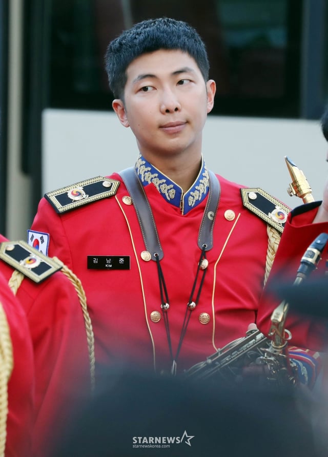 군 복무 중인 그룹 방탄소년단(BTS) RM(김남준)이 2일 오후 강원도 화천군 '2024 화천토마토 축제' 현장에서 15사단 군악대 일원으로 무대를 준비하고 있다. 2024.08.02 /사진=스타뉴스