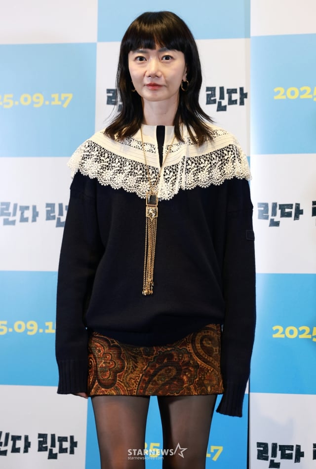 (서울=뉴스1) 권현진 기자 = 배우 배두나가 12일 오후 서울 강남구 코엑스 메가박스에서 열린 영화 '린다 린다 린다' 언론배급시사회 및 기자간담회에 참석해 포즈를 취하고 있다. '린다 린다 린다'는 고교생활 마지막을 장식할 축제를 준비하는 여고생 밴드와 얼떨결에 보컬이 된 한국인 유학생 '송'의 서툴고 반짝이는 청춘을 그린 작품이다. 2025.9.12/뉴스1 Copyright © 뉴스1. All rights reserved. 무단 전재 및 재배포, AI학습 이용 금지. /사진=(서울=뉴스1) 권현진 기자