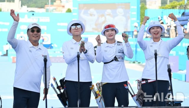 한국 여자 양궁 국가대표팀이 10일 광주 5·18 민주광장에서 열린 '광주 2025 현대 세계양궁선수권대회' 여자 단체전에서 동메달을 확정하고 미소 짓고 있다. 오른쪽부터 임시현, 강채영, 안산. /사진=뉴시스 제공