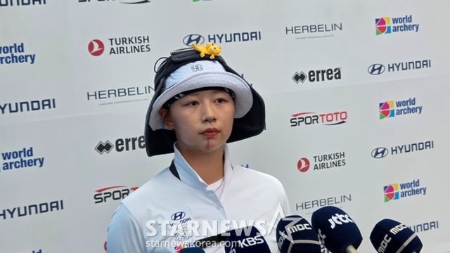 한국 양궁 여자 리커브 국가대표팀 임시현이 12일 광주 5·18 민주광장에서 열린 '광주 2025 현대 세계선수권대회' 여자 개인전 8강에서 탈락하고 취재진과 인터뷰하고 있다. /사진=김동윤 기자