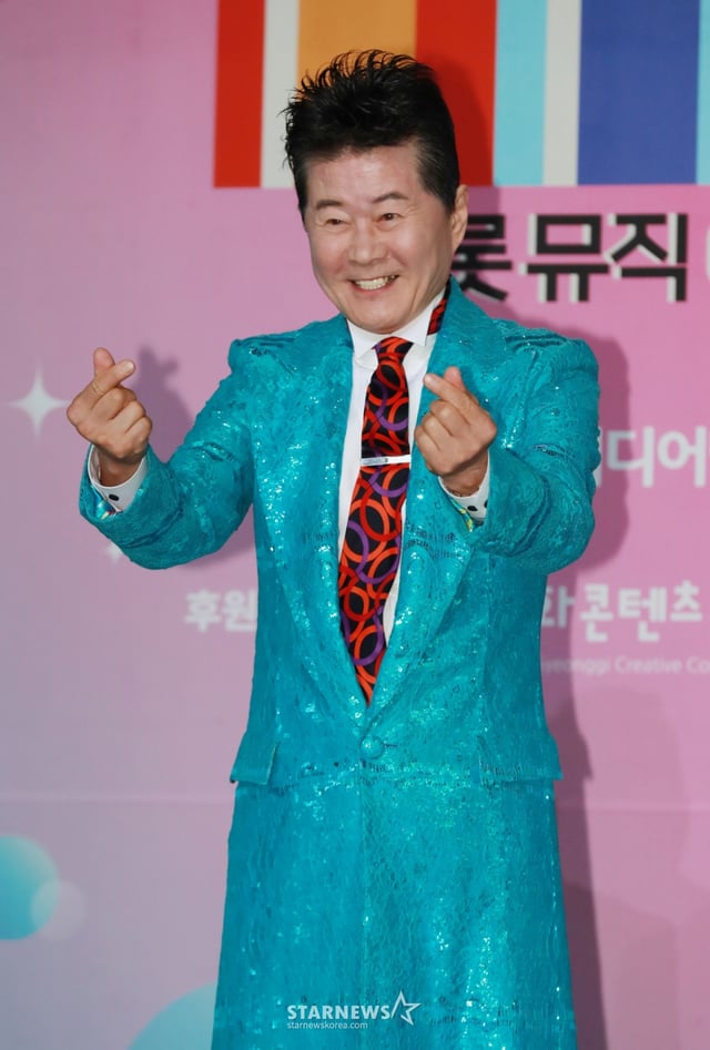 가수 태진아가 12일 오후 서울 마포구 상암동 SBS 프리즘 타워에서 진행된 트롯뮤직어워즈 2024 레드카펫 행사에 참석해 포즈를 취하고 있다. /2024.04.12 /사진=이동훈