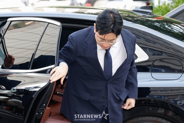 (서울=뉴스1) 안은나 기자 = 방시혁 하이브 의장이 15일 오전 자본시장법 위반 혐의(사기적 부정거래) 관련 조사를 받기 위해 마포구 서울경찰청 금융범죄수사대에 출석하고 있다. 2025.9.15/뉴스1 Copyright © 뉴스1. All rights reserved. 무단 전재 및 재배포, AI학습 이용 금지. /사진=(서울=뉴스1) 안은나 기자