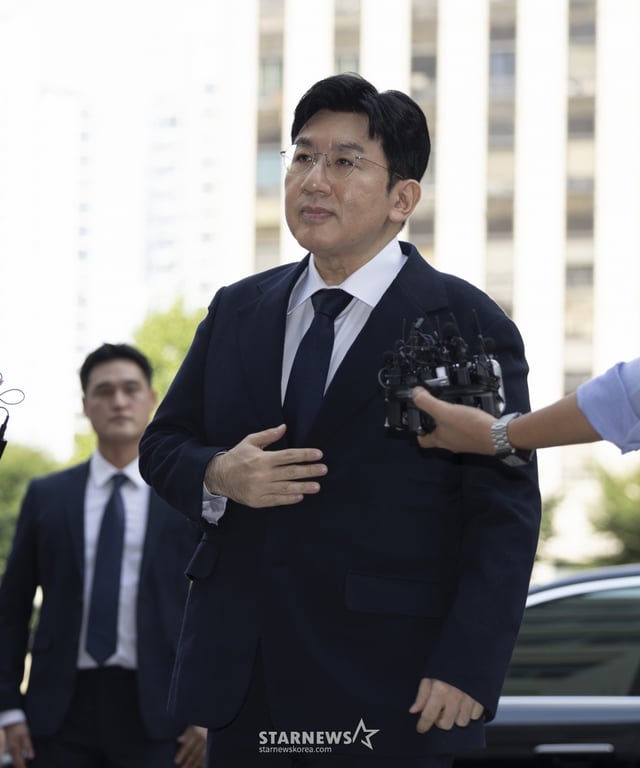 [서울=뉴시스] 김근수 기자 = 방시혁 하이브 의장이 15일 오전 서울 마포구 서울경찰청 광역수사단 금융범죄수사대에서 조사를 받기 위해 출석하고 있다.   방 의장은 하이브 상장 전인 2019년 기존 하이브 투자자들에게 기업공개(IPO) 계획이 없다고 한 뒤 자신과 관계있는 사모펀드가 설립한 특수목적법인(SPC)에 지분을 팔도록 한 혐의를 받는다. 2025.09.15. ks@newsis.com /사진=김근수