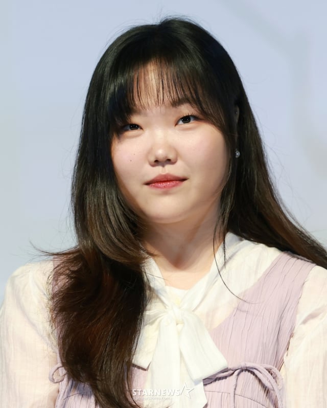 (서울=뉴스1) 권현진 기자 = 가수 이수현이 15일 서울 송파구 롯데월드시네마에서 열린 애니메이션 영화 '연의 편지'(감독 김용환) 시사회 및 기자간담회에 참석해 객석을 바라보고 있다.  '연의 편지'는 책상 서랍에서 우연히 의문의 편지를 발견하게 된 전학생 ‘소리’가 편지 속 힌트로 이어지는 다음 편지들을 찾아가며 벌어지는 이야기를 담았다. 2025.9.15/뉴스1  Copyright © 뉴스1. All rights reserved. 무단 전재 및 재배포,  AI학습 이용 금지. /사진=(서울=뉴스1) 권현진 기자