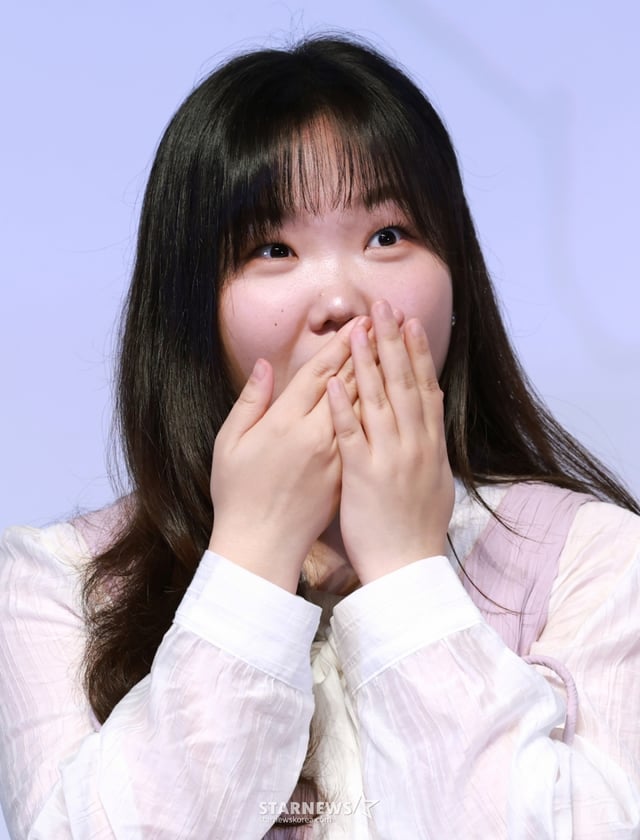 (서울=뉴스1) 권현진 기자 = 가수 이수현이 15일 서울 송파구 롯데월드시네마에서 열린 애니메이션 영화 '연의 편지'(감독 김용환) 시사회 및 기자간담회에 참석해 매력을 발산하고 있다.  '연의 편지'는 책상 서랍에서 우연히 의문의 편지를 발견하게 된 전학생 ‘소리’가 편지 속 힌트로 이어지는 다음 편지들을 찾아가며 벌어지는 이야기를 담았다. 2025.9.15/뉴스1  Copyright © 뉴스1. All rights reserved. 무단 전재 및 재배포,  AI학습 이용 금지. /사진=(서울=뉴스1) 권현진 기자