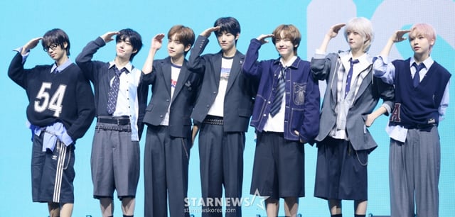 그룹 아이딧이 15일 서울 광진구 예스24라이브홀에서 진행된 첫 번째 미니 앨범 '아이 디드 잇.(I did it.)' 발매 기념 쇼케이스에서 포즈를 취하고 있다. /2025.09.15 /사진=김휘선 hwijpg@