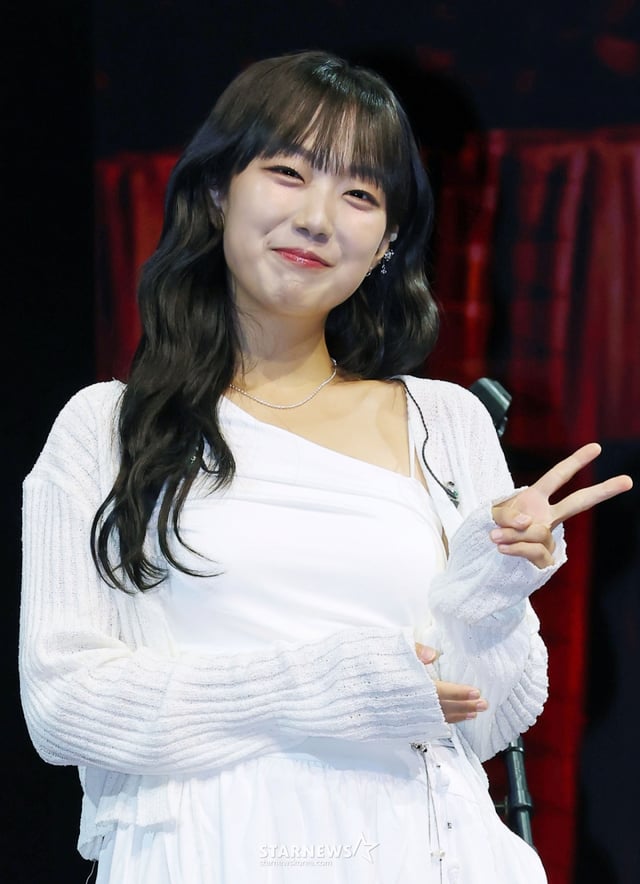 유다빈밴드 보컬 유다빈이 15일 오후 서울 강서구 스카이아트홀에서 진행된 두 번째 정규 앨범 ‘코다’([CODA]) 발매기념 쇼케이스에서 포즈를 취하고 있다.   1집 이후 4년만의 정규 앨범인 ‘코다’는 두 개의 챕터로 나뉘어 하나의 유기적인 ‘연극’을 테마로 소개되며, 총 11곡이 수록된다. /2025.09.15 /사진=이동훈 photoguy@