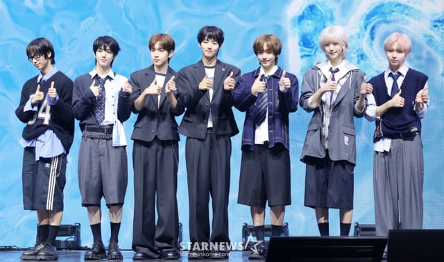 그룹 아이딧이 15일 서울 광진구 예스24라이브홀에서 진행된 첫 번째 미니 앨범 '아이 디드 잇.(I did it.)' 발매 기념 쇼케이스에서 포즈를 취하고 있다. /2025.09.15 /사진=김휘선 hwijpg@