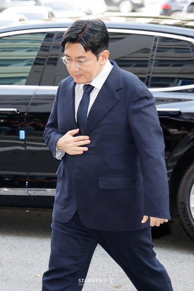 (서울=뉴스1) 안은나 기자 = 방시혁 하이브 의장이 15일 오전 자본시장법 위반 혐의(사기적 부정거래) 관련 조사를 받기 위해 마포구 서울경찰청 금융범죄수사대에 출석하고 있다. 2025.9.15/뉴스1 Copyright © 뉴스1. All rights reserved. 무단 전재 및 재배포, AI학습 이용 금지. /사진=(서울=뉴스1) 안은나 기자