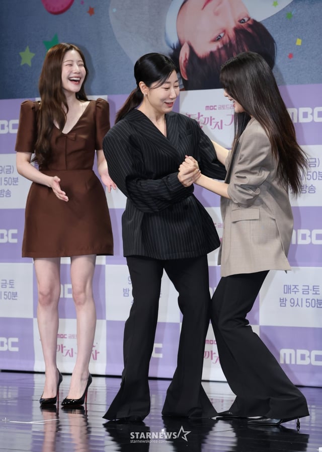 배우 조아람, 라미란, 이선빈이 16일 서울 상암동 MBC에서 진행된 새 금토드라마 '달까지 가자' 제작발표회에 참석해 포즈를 취하고 있다. 월급만으론 생존할 수 없는 흙수저 세 여자가 코인 투자에 뛰어들며 벌어지는 하이퍼리얼리즘 생존 드라마 '달까지 가자'는 오는 19일 첫 방송된다. /2025.09.16 /사진=이동훈 photoguy@