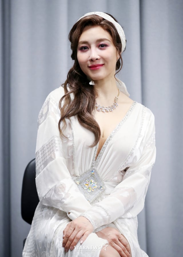 (서울=뉴스1) 이승배 기자 = 지난 6일 서울 강서구 LG아트센터에서 열린 뮤지컬 '마타하리' 라운드 인터뷰에서 마타하리 역을 맡은 옥주현이 포토타임을 갖고 있다. 2024.12.9/뉴스1  Copyright © 뉴스1. All rights reserved. 무단 전재 및 재배포,  AI학습 이용 금지. /사진=(서울=뉴스1) 이승배 기자