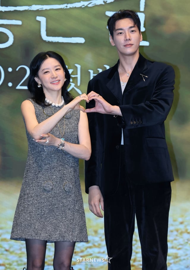 배우 이영애, 김영광이 16일 오후 서울 구로구 더세인트에서 진행된 KBS 2TV 드라마 '은수 좋은 날' 제작발표회에 참석해 포즈를 취하고 있다. 가족을 지키고 싶은 학부모 강은수와 두 얼굴의 선생 이경이 우연히 얻은 마약 가방으로 벌이는 위험 처절한 동업 일지 '은수 좋은 날'은 오는 20일 첫 방송된다. /2025.09.16 /사진=이동훈 photoguy@