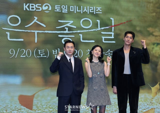 배우 박용우, 이영애, 김영광이 16일 오후 서울 구로구 더세인트에서 진행된 KBS 2TV 드라마 '은수 좋은 날' 제작발표회에 참석해 포즈를 취하고 있다.  가족을 지키고 싶은 학부모 강은수와 두 얼굴의 선생 이경이 우연히 얻은 마약 가방으로 벌이는 위험 처절한 동업 일지 '은수 좋은 날'은 오는 20일 첫 방송된다. /2025.09.16 /사진=이동훈 photoguy@