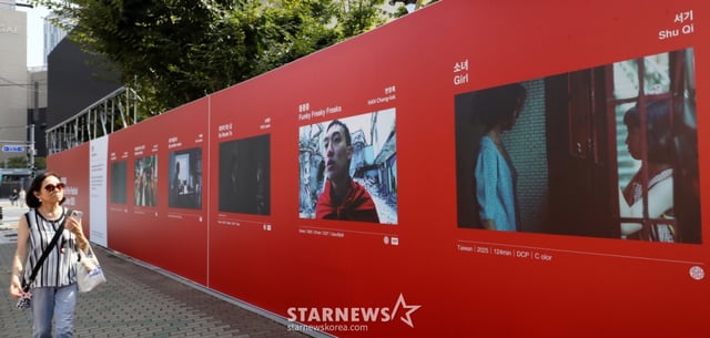 (부산=뉴스1) 윤일지 기자 = 제30회 부산국제영화제(BIFF) 개막을 하루 앞둔 16일 오후 부산 해운대구 영화의전당 앞에 상영작 포스터가 설치돼 있다. ' 17일부터 26일까지 10일간 영화의전당과 센텀시티, 남포동 등 부산 전역에서 열리는 이번 영화제에는 공식 초청작 64개국 241편, 커뮤니티비프 상영작 87편, 동네방네비프 상영작 32편이 상영된다. 2025.9.16/뉴스1 Copyright © 뉴스1. All rights reserved. 무단 전재 및 재배포, AI학습 이용 금지. /사진=(부산=뉴스1) 윤일지 기자