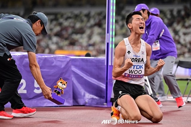 우상혁(오른쪽)이 16일 일본 도쿄 국립경기장에서 열린 '2025 도쿄 세계육상선수권' 남자 높이뛰기에서 성공 후 기뻐하고 있다. /AFPBBNews=뉴스1