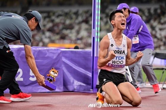 우상혁(오른쪽)이 16일 일본 도쿄 국립경기장에서 열린 '2025 도쿄 세계육상선수권' 남자 높이뛰기 결선에서 성공 후 기뻐하고 있다. /AFPBBNews=뉴스1