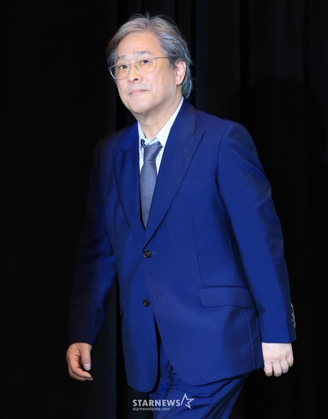(부산=뉴스1) 권현진 기자 = 박찬욱 감독이 17일 부산 해운대구 영화의전당 중극장에서 열린 제30회 부산국제영화제(BIFF) 개막작 ‘여쩔수가없다’ 기자간담회에 참석하고 있다. ‘어쩔수가없다'는 '다 이루었다'고 느낄 만큼 삶이 만족스러웠던 회사원 만수(이병헌 분)가 덜컥 해고된 후, 아내와 두 자식을 지키기 위해 어렵게 장만한 집을 지켜내기 위해 재취업을 향한 자신만의 전쟁을 준비하며 벌어지는 이야기를 그렸다. 2025.9.17/뉴스1 Copyright © 뉴스1. All rights reserved. 무단 전재 및 재배포, AI학습 이용 금지. /사진=(부산=뉴스1) 권현진 기자