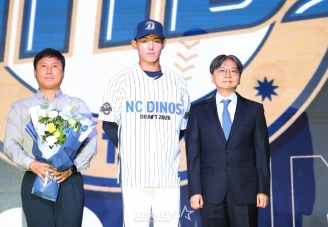 유신고 내야수 신재인(가운데)이 17일 2026 KBO 신인드래프트 1라운드에서 NC의 지명을 받고 아버지(왼쪽), 임선남 단장과 함께 기념촬영을 하고 있다. /사진=김진경 대기자
