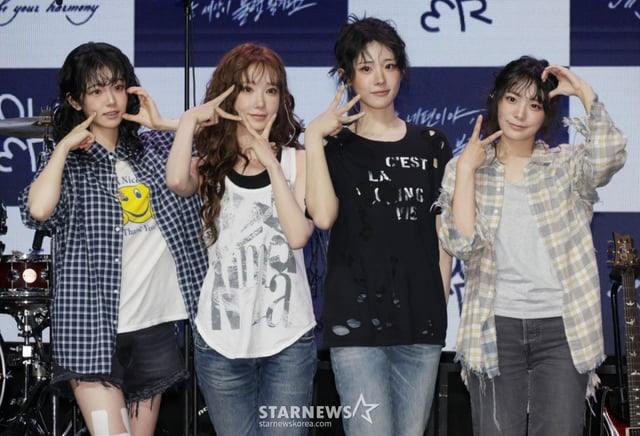 밴드 QWER이 9일 오후 서울 창천동 예스24 원더로크홀에서 진행된 미니 3집 '난 네 편이야, 온 세상이 불협일지라도' 쇼케이스에서 포즈를 취하고 있다. 이번 앨범의 타이틀곡 '눈물참기'는 눈물을 참을 수 없는 슬픔에도 희망찬 내일을 위해 다시 한 걸음 내딛는 곡으로 멤버 전원이 작사에 참여했다. /2025.06.09 /사진=이동훈 photoguy@