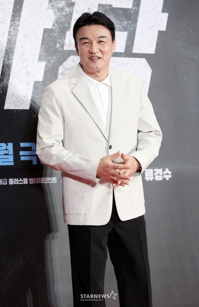 배우 박중훈이 15일 서울 강남구 코엑스에서 열린 영화 '야당(감독 황병국)' VIP 시사회에서 포즈를 취하고 있다. /2025.04.15 /사진=김휘선 hwijpg@
