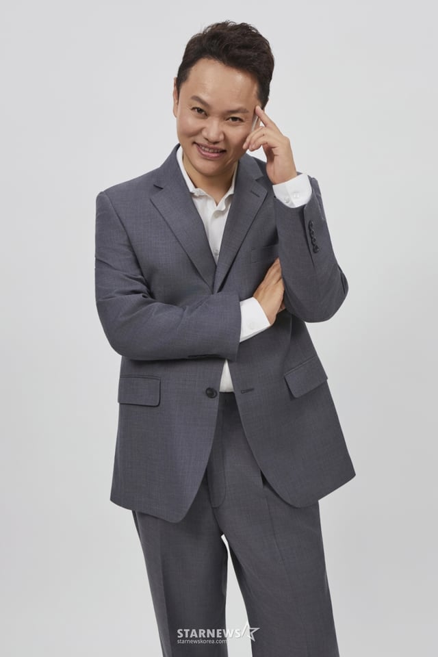 쿠팡플레이 예능 '직장인들2'의 배우 김민교가 11일 진행된 라운드 인터뷰를 위해 포즈를 취하고 있다. /사진제공=쿠팡플레이 /2025.09.11 /사진=김휘선 hwijpg@