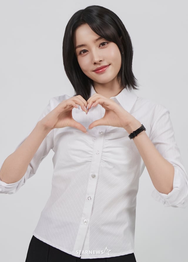 쿠팡플레이 예능 프로그램 '직장인들2'의 가수 심자윤이 11일 진행된 라운드 인터뷰를 위해 포즈를 취하고 있다. /사진제공=쿠팡플레이 2025.09.11 /사진=이동훈 photoguy@
