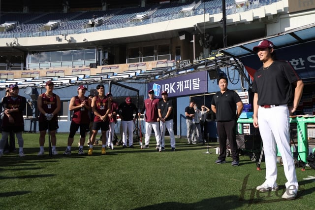 팀에 합류한 안우진(오른쪽)이 경기를 앞두고 선수단 앞에서 인사를 나누고 있다. /사진=키움 히어로즈 제공