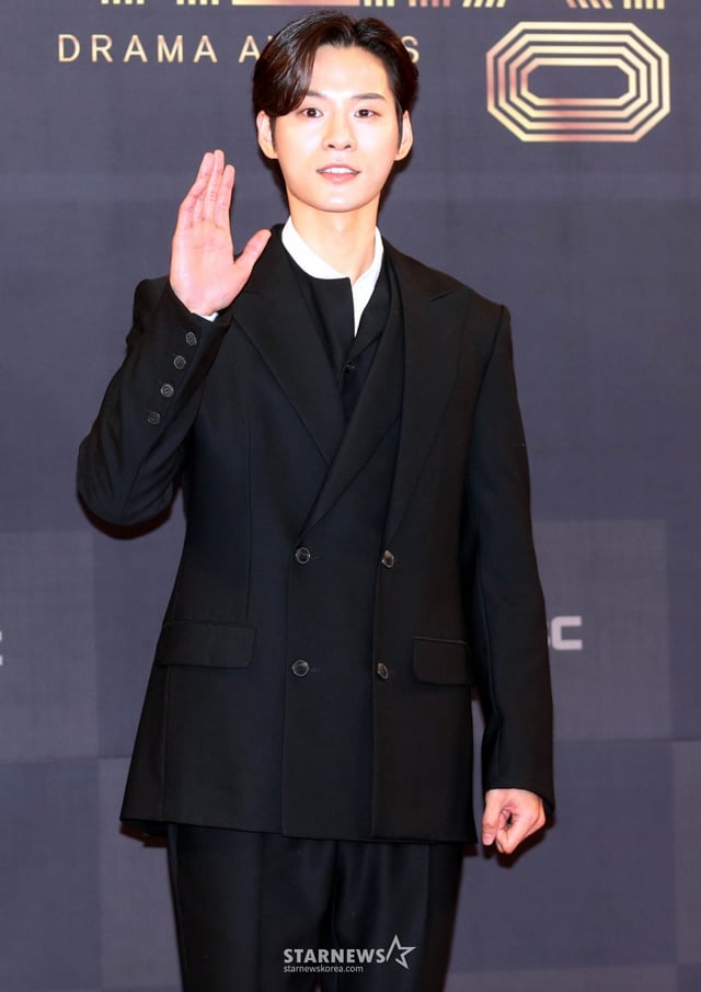 배우 윤지온