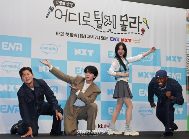 김대호, 안재현, 쯔양, 조나단이 19일 오전 서울 마포구 상암동 스탠포드호텔에서 진행된 ENA 예능 '어디로 튈지 몰라' 제작발표회에 참석해 포즈를 취하고 있다. 짜여진 리스트도 사전 기획된 코스도 없이 오로지 맛집 사장님들의 릴레이 추천에 따라 인생 맛집을 찾아다니는 '노(No) 섭외 즉흥 맛집 투어 예능' 어디로 튈지 몰라는 오는 21일 첫 방송된다. /2025.09.19 /사진=이동훈 photoguy@