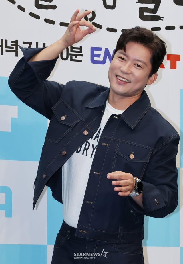 방송인 김대호가 19일 오전 서울 마포구 상암동 스탠포드호텔에서 진행된 ENA 예능 '어디로 튈지 몰라' 제작발표회에 참석해 포즈를 취하고 있다. 짜여진 리스트도 사전 기획된 코스도 없이 오로지 맛집 사장님들의 릴레이 추천에 따라 인생 맛집을 찾아다니는 '노(No) 섭외 즉흥 맛집 투어 예능' 어디로 튈지 몰라는 오는 21일 첫 방송된다. /2025.09.19 /사진=이동훈 photoguy@