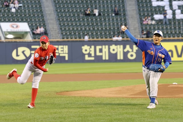 리틀부 MVP 배연호 군(왼쪽)과 초등부 MVP 박현석 군의 시구 모습.  /사진=두산 베어스 제공