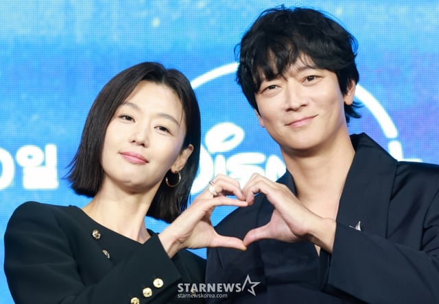 (서울=뉴스1) 권현진 기자 = 배우 전지현과 강동원(오른쪽)이 2일 오전 서울 종로구 포시즌스 호텔에서 열린 디즈니 플러스 오리지널 시리즈 '북극성' 제작발표회에 참석해 포즈를 취하고 있다. '북극성'은 유엔대사로서 국제적 명성을 쌓아온 문주(전지현 분)가 대통령 후보 피격 사건의 배후를 쫓는 가운데, 그녀를 지켜야만 하는 국적 불명의 특수요원 산호(강동원 분)와 함께 한반도를 위협하는 거대한 진실을 마주하는 이야기를 그린 드라마다. 2025.9.2/뉴스1 Copyright © 뉴스1. All rights reserved. 무단 전재 및 재배포, AI학습 이용 금지. /사진=(서울=뉴스1) 권현진 기자