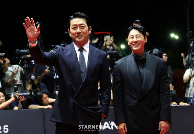 (부산=뉴스1) 권현진 기자 = 배우 하정우와 김동욱(오른쪽)이 17일 오후 부산 해운대구 영화의전당에서 열린 ‘제30회 부산국제영화제’(BIFF) 개막식에 참석해 레드카펫을 밟고 있다. 2025.9.17/뉴스1  Copyright © 뉴스1. All rights reserved. 무단 전재 및 재배포,  AI학습 이용 금지. /사진=(부산=뉴스1) 권현진 기자