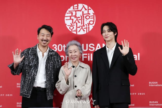 [부산=뉴시스] 박진희 기자 = 영화 '결혼 피로연' 감독 앤드루 안, 배우 윤여정, 배우 한기찬이 19일 부산 해운대구 영화의전당 비프힐에서 영화 '결혼 피로연' 기자간담회를 하고 있다. 2025.09.19. pak7130@newsis.com /사진=박진희