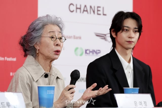 [부산=뉴시스] 박진희 기자 = 영화 '결혼 피로연' 배우 윤여정과 한기찬이 19일 부산 해운대구 영화의전당 비프힐에서 기자간담회를 하고 있다. 2025.09.19. pak7130@newsis.com /사진=박진희