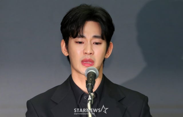 [서울=뉴시스] 김혜진 기자 = 배우 김수현이 31일 오후 서울 마포구 스탠포드호텔에서 기자회견을 열고 자신을 둘러싼 의혹에 대해 입장을 밝히고 있다. 2025.03.31. jini@newsis.com /사진=김혜진