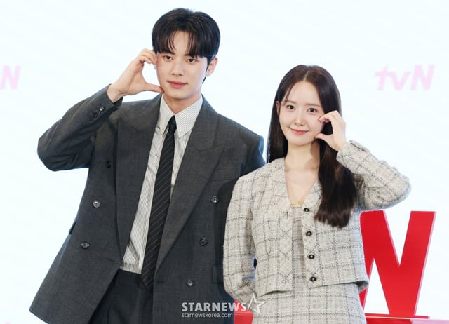 배우 이채민, 임윤아가 19일 오후 서울 구로구 더세인트에서 진행된 tvN 토일드라마 '폭군의 셰프' 제작발표회에 참석해 포즈를 취하고 있다. 최고의 순간 과거로 타임슬립한 셰프가 최악의 폭군이자 절대 미각 소유자인 왕을 만나며 벌어지는 서바이벌 판타지 로맨틱코미디 '폭군의 셰프'는 오는 23일 첫 방송된다. /2025.08.19 /사진=이동훈 photoguy@