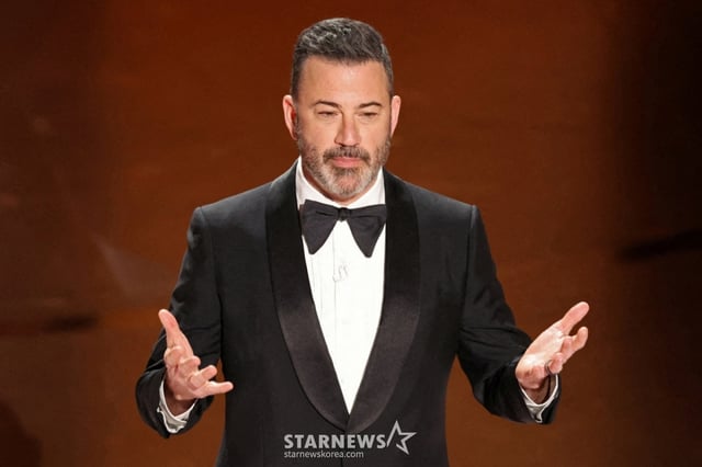 (로스앤젤레스 로이터=뉴스1) 윤다정 기자 = 지미 키멜이 2024년 3월 10일(현지시간) 캘리포니아주 로스앤젤레스 할리우드에서 열린 제96회 아카데미 시상식에서 개막 인사를 하고 있다. 2024.3.10.  ⓒ 로이터=뉴스1  Copyright © 뉴스1. All rights reserved. 무단 전재 및 재배포,  AI학습 이용 금지. /사진=(로스앤젤레스 로이터=뉴스1) 윤다정 기자