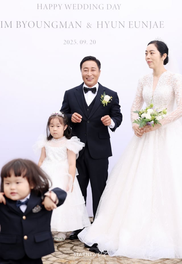 개그맨 김병만과 신부 현은재씨 가족이 20일 서울 서초구 한강세빛섬 플로팅아일랜드에서 열릴 결혼식에 앞서 포즈를 취하고 있다. /2025.09.20 /사진=김휘선 hwijpg@