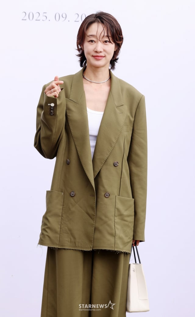 배우 최여진이 20일 서울 서초구 한강세빛섬 플로팅아일랜드에서 열린 개그맨 김병만의 결혼식에 참석해 포즈를 취하고 있다./2025.09.20 /사진=김휘선 hwijpg@