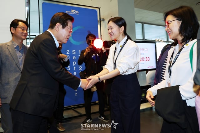 [부산=뉴시스] 최동준 기자 = 이재명 대통령이 20일 부산 해운대구 영화의전당에서 부산국제영화제 공식상영작 '극장의 시간들' 관람에 앞서 배우 고아성과 인사하고 있다. (대통령실통신사진기자단) 2025.09.20. photocdj@newsis.com /사진=