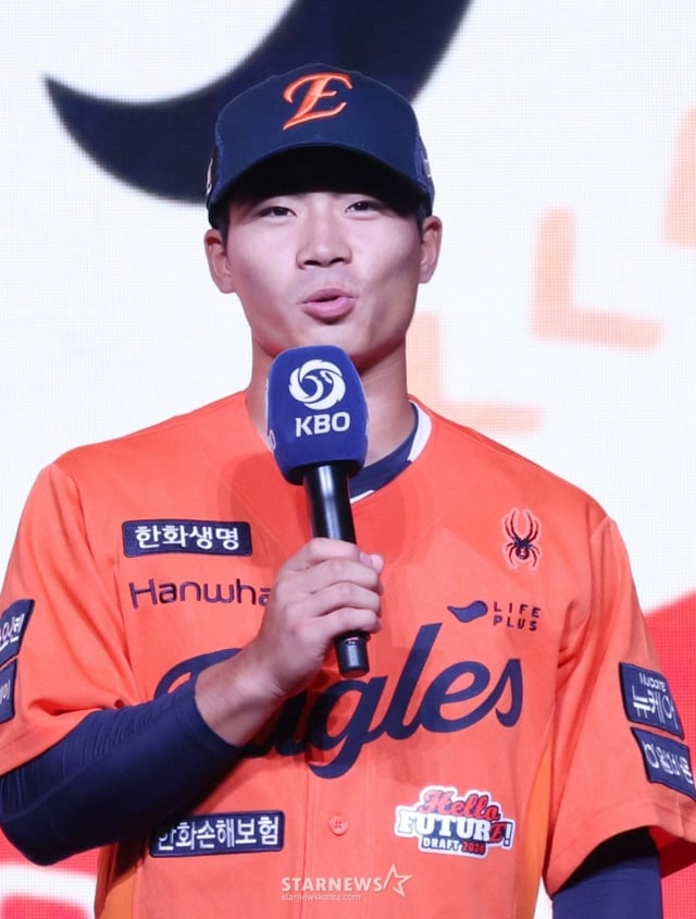 '2026 KBO 신인 드래프트'가 17일 서울 송파구 롯데호텔 월드 크리스탈볼룸에서 열렸다.  오재원(유신고)이 전체 3순위로 한화에 지명된 후 소감을 밝히고 있다. /사진=김진경 대기자 