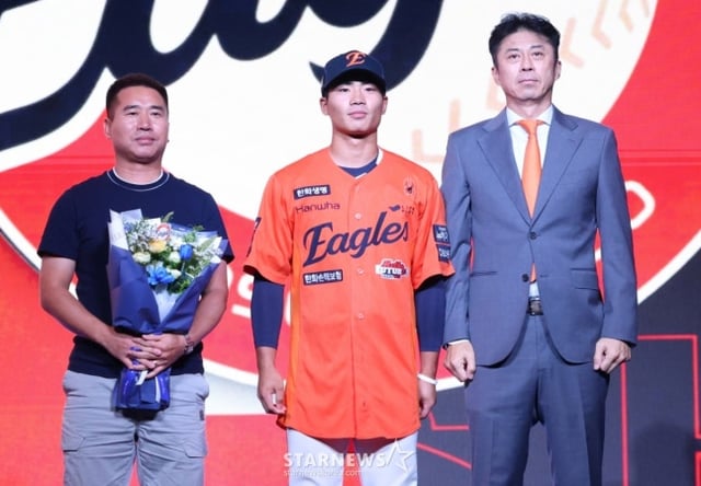 '2026 KBO 신인 드래프트'가 17일 서울 송파구 롯데호텔 월드 크리스탈볼룸에서 열렸다.  오재원(유신고)이 전체 3순위로 한화에 지명된 후 아버지, 손혁 단장과 기념촬영을 고 있다. /사진=김진경 대기자